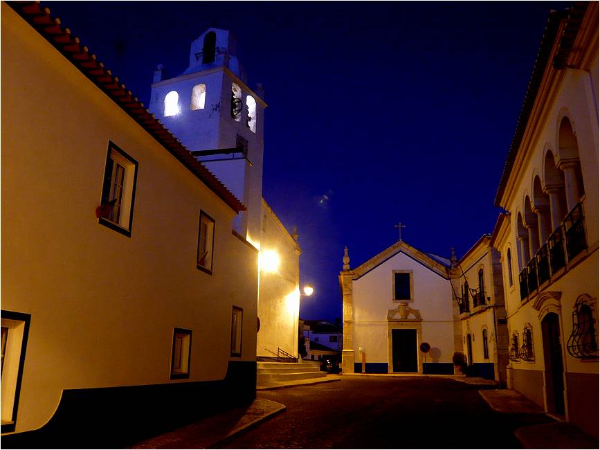 O largo da igreja ao anoitecer (foto: Guy Moll, CC BY 2.0)
