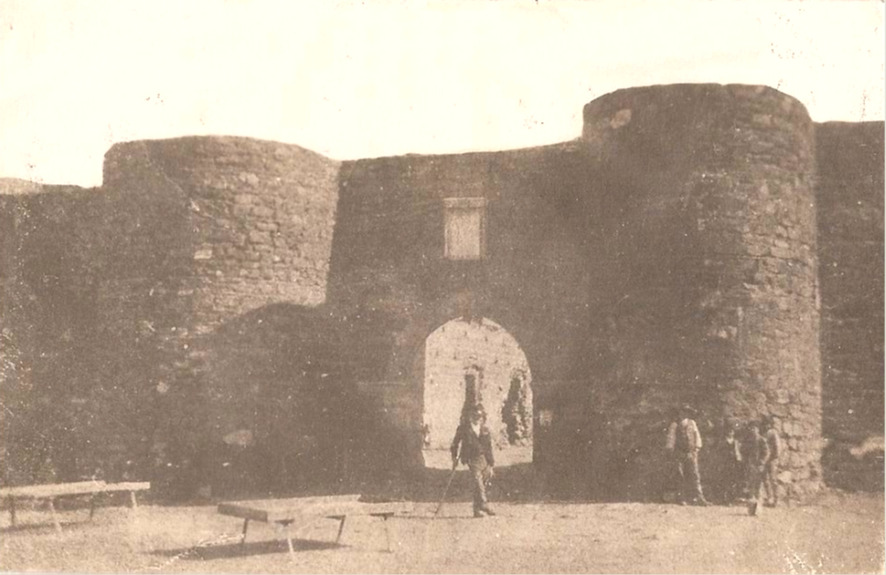 Castelo de Sousel, em fotografia registada provavelmente entre 1899 e 1913.