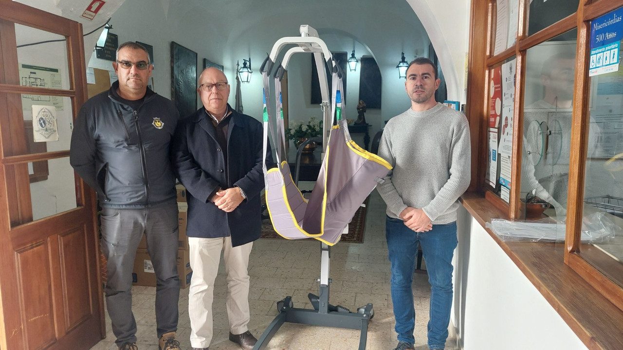Entrega de um elevador de transferência de Idoso à SCMS