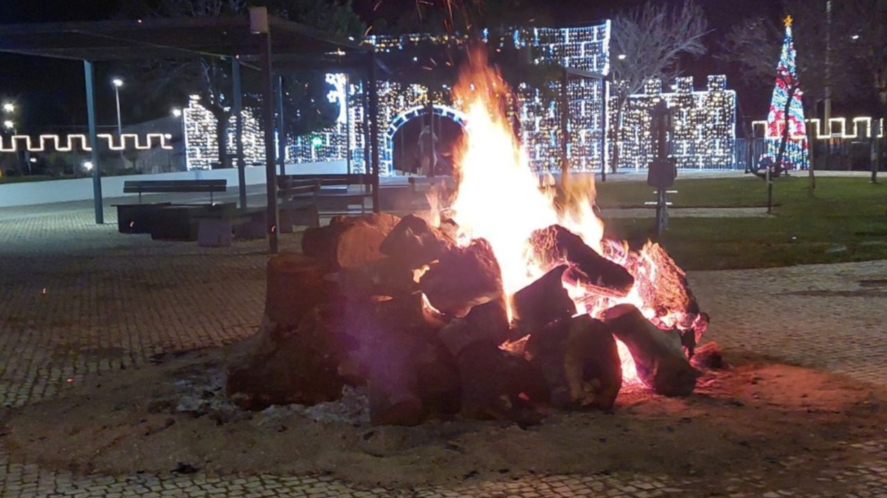 Lareira de Natal já se encontra acesa