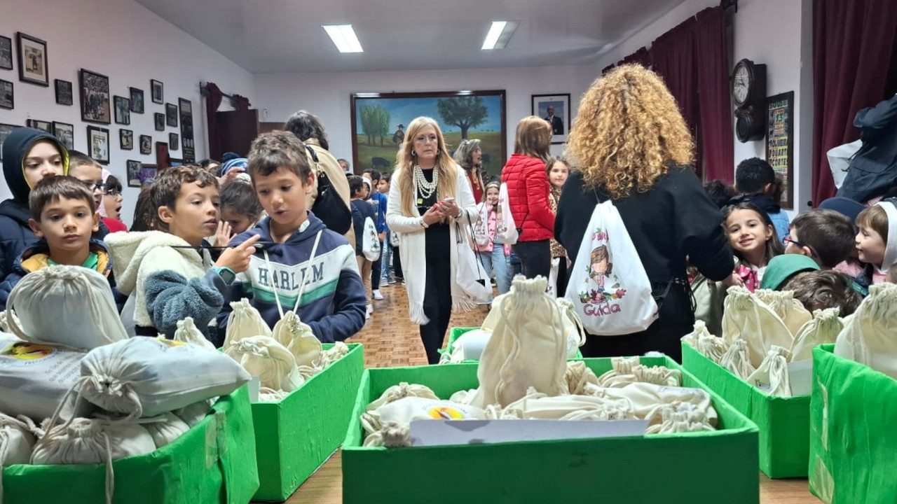 Alunos recebidos no salão da Junta de Freguesia